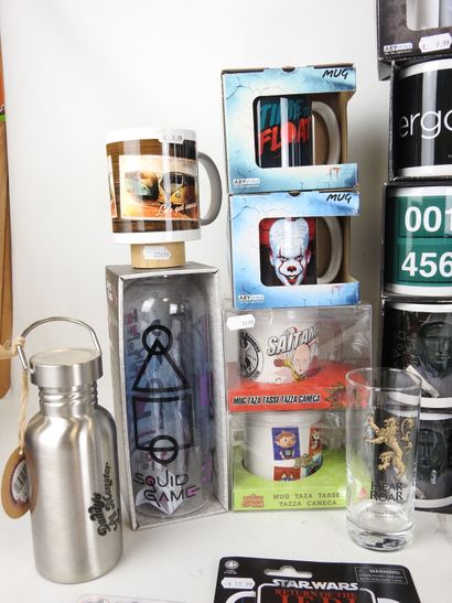 SERIES - FILMS : Lot comprenant mugs, gourdes,...