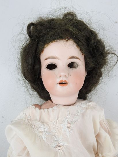 POUPEE tête en porcelaine, yeux dormeurs,...