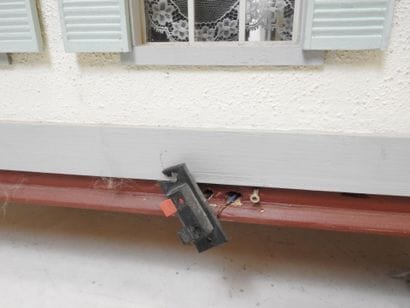 Importante MAISON DE POUPEE en bois peint...