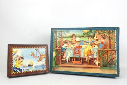 Deux JEUX DE CUBES en bois lithographiés...