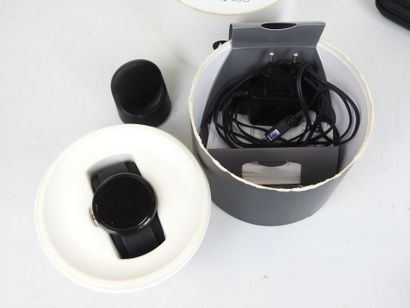 MONTRES : Une montre Moto 360 bracelet noir...