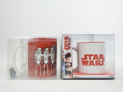 MUGS : 4 mugs de séries diverses dont STAR...