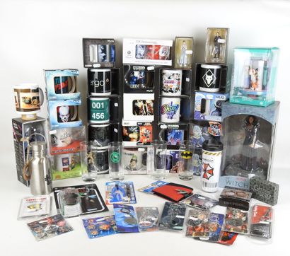 SERIES - FILMS : Lot comprenant mugs, gourdes,...