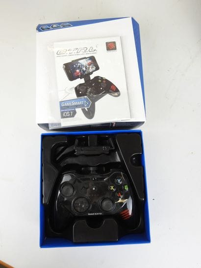 JEUX VIDEOS : Lot divers avec JoyStick Fox...