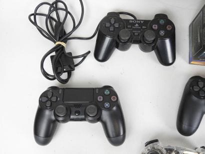 JEUX VIDEOS : 9 Manettes d'occasion diverses...