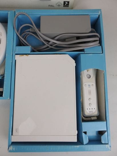 WII : Coffret avec console, manette, nunchuk,...