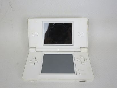 NINTENDO : 5 consoles Nintendo DS blanches,...