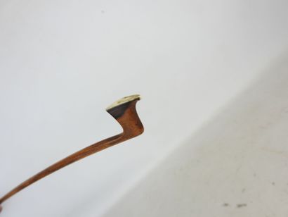 ARCHET de violon, monture en métal. Signé...