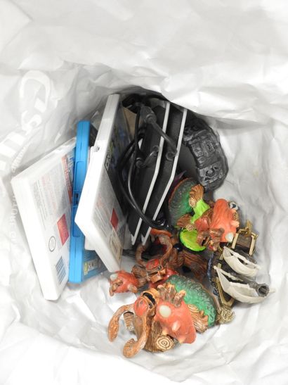 SKYLANDERS : Environ 20 sachets formant lot...