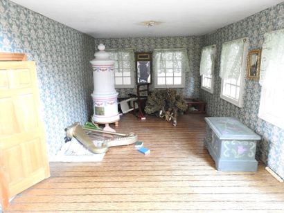Importante MAISON DE POUPEE en bois peint...