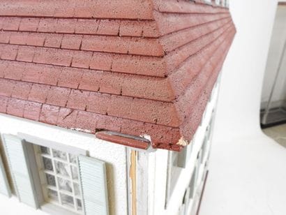 Importante MAISON DE POUPEE en bois peint...
