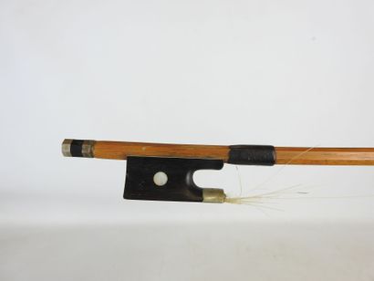 ARCHET de violon, monture en métal. Signé...