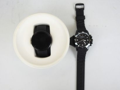 MONTRES : Une montre Moto 360 bracelet noir...