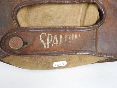 Leather BASEBALL GLOVE. Spalding brand. N°1161....
