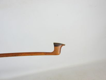 ARCHET de violon, monture en métal. Signé...