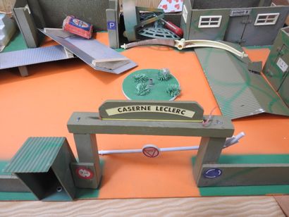GAMA: Suitcase containing plastic military...