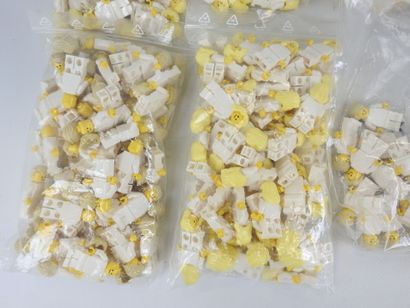 LEGO : 15 pochons de personnages habillés...