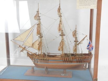 MAQUETTE de bateau en bois 