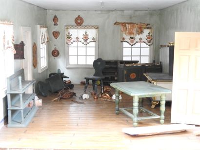 Importante MAISON DE POUPEE en bois peint...