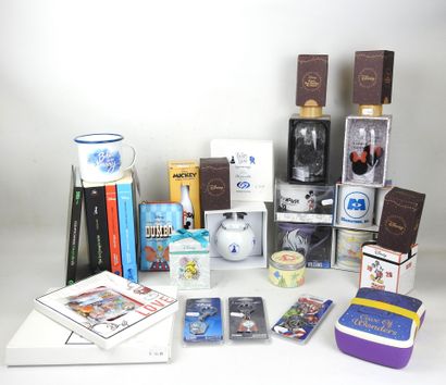 DISNEY : Lot comprenant 4 livres, 4 boule...
