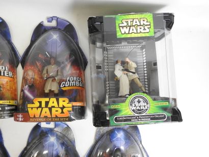 STAR WARS : 18 figurines de collection représentant...