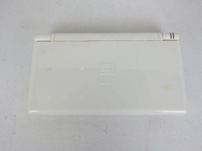 NINTENDO : 5 consoles Nintendo DS blanches,...