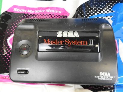 SEGA : Console Master System II noire. Joint...