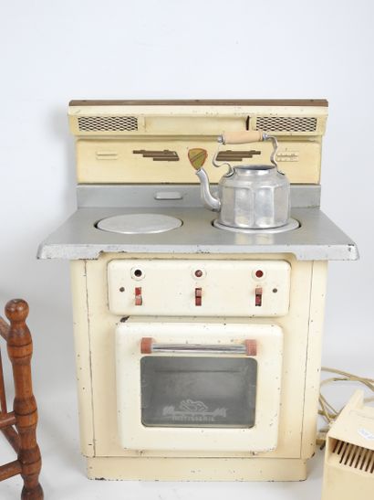 Doll ACCESSORIES including a wooden bed (W....