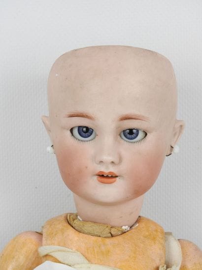 DEP : Poupée avec tête en porcelaine, yeux...