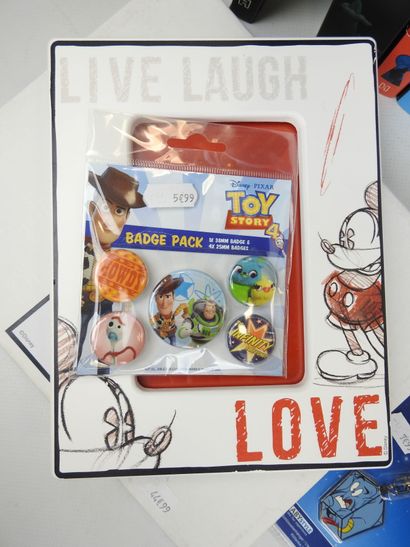 DISNEY : Lot comprenant 4 livres, 4 boule...
