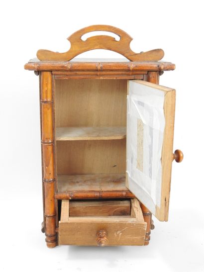 Doll ACCESSORIES including a wooden bed (W....
