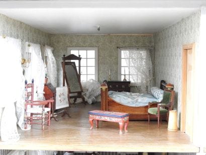 Importante MAISON DE POUPEE en bois peint...