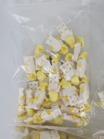 LEGO : 15 pochons de personnages habillés...