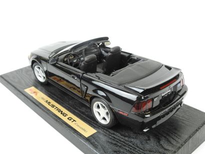 MAISTO Ford Mustang GT 1999 cabriolet, noir....