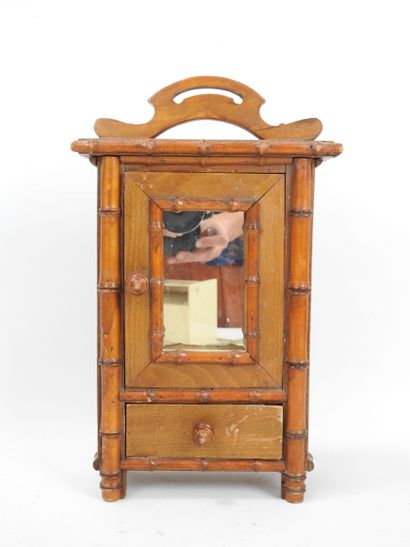 Doll ACCESSORIES including a wooden bed (W....