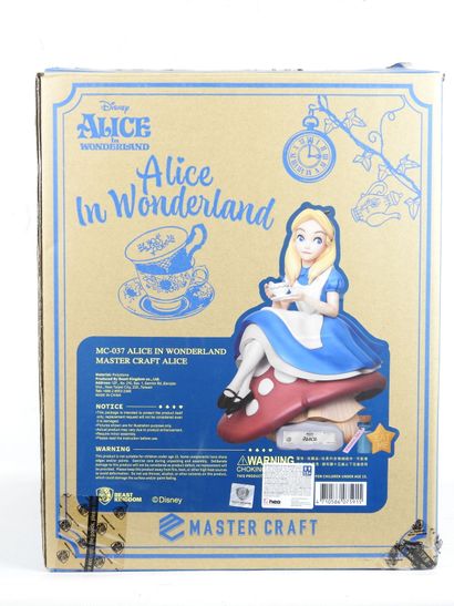DISNEY : Grande figurine Alice aux Pays des...