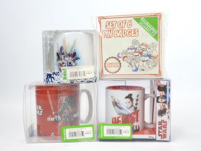 MUGS : 4 mugs de séries diverses dont STAR...