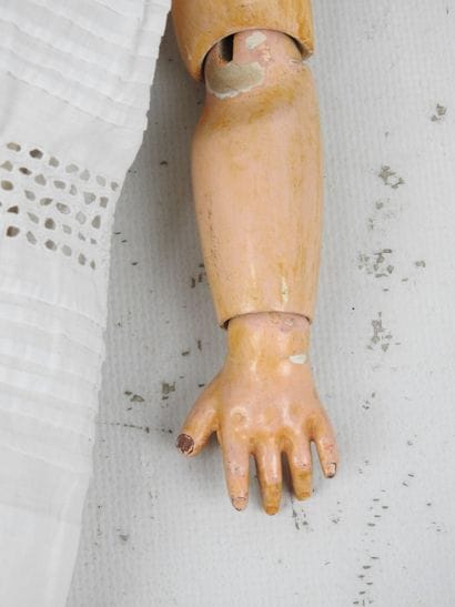 DEP : Poupée avec tête en porcelaine, yeux...