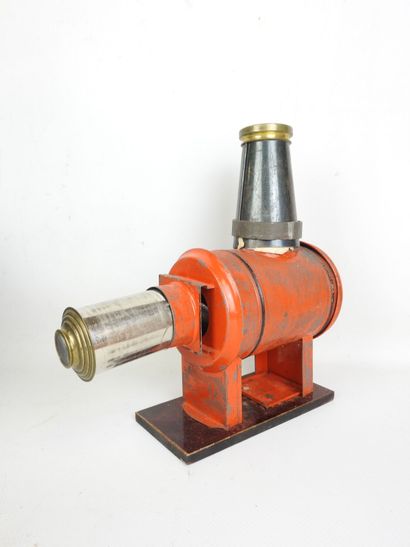PATENT: Black lacquered metal cinematograph...