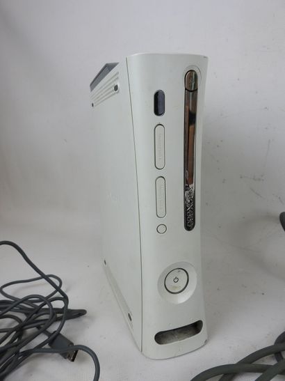 XBOX : Console Xbox 360 2008 avec deux manettes...