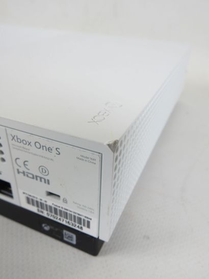 XBOX : Console blanche Xbox One S modèle...