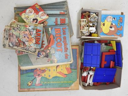 Lot including key rings, Castelcub cube set,...