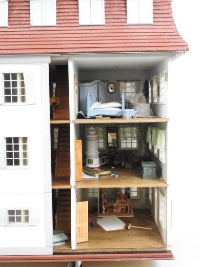 Importante MAISON DE POUPEE en bois peint...