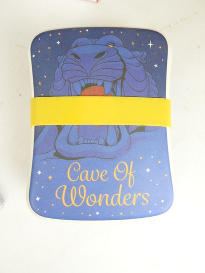 DISNEY : Lot comprenant 4 livres, 4 boule...