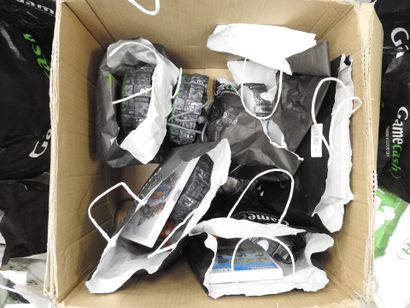 SKYLANDERS : Environ 20 sachets formant lot...