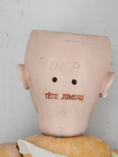 DEP : Poupée avec tête en porcelaine, yeux...