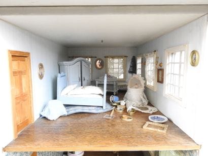 Importante MAISON DE POUPEE en bois peint...