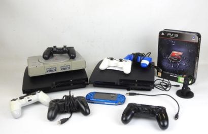 PLAYSTATION : Lot comprenant une console...
