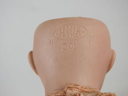 UNIS FRANCE : Poupée tête porcelaine yeux...