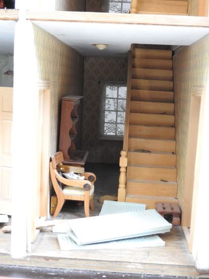 Importante MAISON DE POUPEE en bois peint...